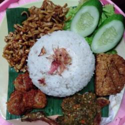 Nasi Uduk Ayam Goreng   Bakso Balado Pedas(free Es Teh)