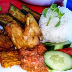 Ayam Goreng Lalapan  Nasi Putih Sambal Terasi Mateng