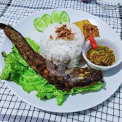 Lele Goreng Kumplit- Sambal Warisan