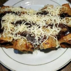 Pisang Coklat Lumpia Toping Keju