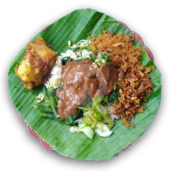 Nasi Uduk Pecel Madiun Ayam Goreng