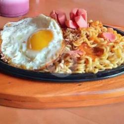 Indomie Goreng Pedas Mantab