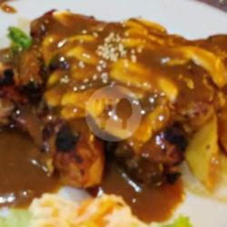 Steak Ayam Chop Alpukat Sauce