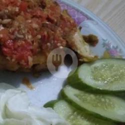 Ayam Geprek (pilihan Sambal)   Lalapan