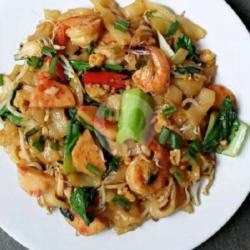 Kwetiaw Goreng Super Istimewa (ayam   Udang   Cumi   Telur Dadar)