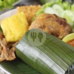 Nasi Timbel   Ayam Goreng  Asin Tahu Tempe Sambal Hijau / Sambal Dadak Seuhah Da Lada Lalapan Kerupuk