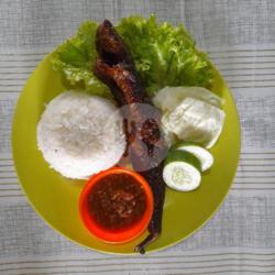 Lele Bakar Plus Nasi Dan Lalapan