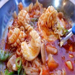 Seblak Cumi Spesial (kerupuk, Telor, Sayuran, Cumi, Mie, Macaroni)