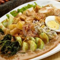 Gado-gado Lontong Telor Bulat