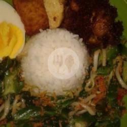 Nasi Urap Telur