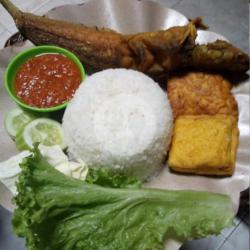 Pecel Lele Goreng Kumplit