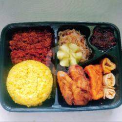 Nasi Kuning Box Bento Ayam Goreng