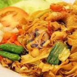 Kwetiaw Goreng Cumi