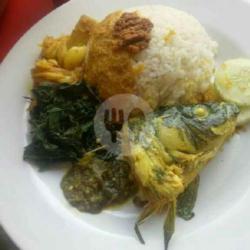 Nasi Ikan Mas Gulai Kuning Sayur