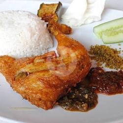 Nasi Ayam Goreng Komplit Lalapan