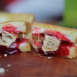 Roti Bakar Strawberry Pastry Paron