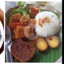 Nasi Gudeg Krecek   Telor  Templa   Tempe  Bacem  Samel Merah