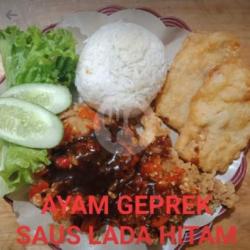 Nasi Ayam Crispy  Lada Hitam   Lalapan