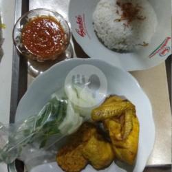 Ayam Goreng Dada   Nasi Uduk   Tahu   Tempe