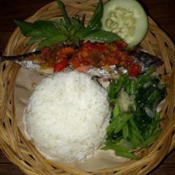 Paket Hemat (ikan Cakalang / Layang Bakar Rica - Rica   Nasi   Cah Kangkung)