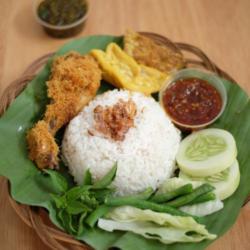 Nasi Uduk Paketan   Ayam Goreng Lengkuas   Tempe Tahu   Lombok Cobek Merah/ijo