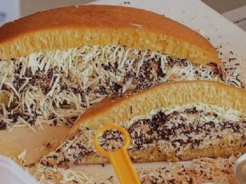 Martabak Dan Roti Bakar Mahkota, Jl. Ir. H. Djuanda No.438a