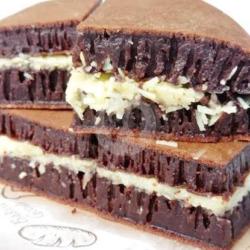 Martabak Kismis Pisang Coklat Brownis