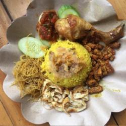 Nasi Kuning Kremes Ayam Goreng