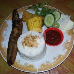 (p2) Nasi   Ikan Lele Goreng   Tahu   Tempe   Lalapan   Sambal