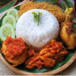 Nasi Uduk Plus Ayam Goreng