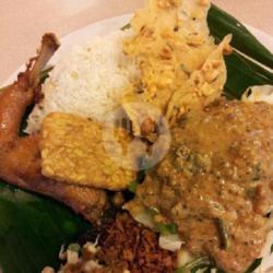 Nasi Pecel Ayam Goreng   Tempe   Peyek Oasis