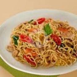 Mie Goreng Dengan Irisan Ayam Telor Campur