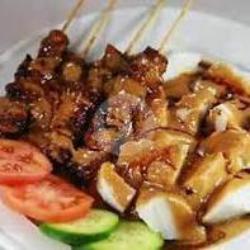 Sate Ayam Dan Lontong