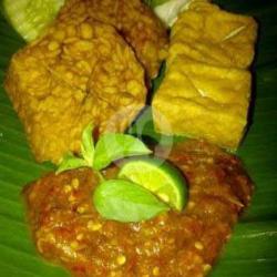 Pecel Tempe Tahu  Sambal  Lalapan