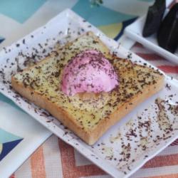 Strawberry Ice Cream Toast