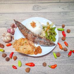 Nasi Peket Ikan Laut Goreng