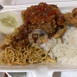 Mie Goreng Nasi Ayam Geprek