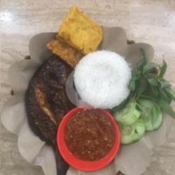 Nasi Ikan Asap Mujaer (goreng)