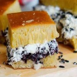 Martabak Manis Ketan Hitam Kelapa Susu