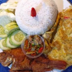 Paket Nasi Nila Goreng Plus Telur Dadar