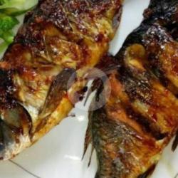 Lalapan Ikan Mas Bakar Tanpa Nasi