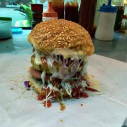 Burger Krispi Ayam Sosis Keju