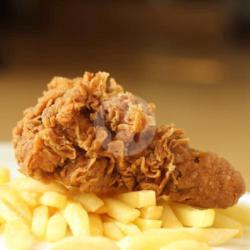 Fried Chicken Thigh Mit Pommes