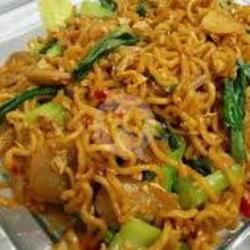 Mie Orak-arik Goreng Baso Sosis Telor Sayuran