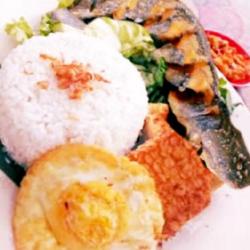 Paket Lalapan Ikan Lele Goreng   Telor Ceplok / Dadar   Es Teh