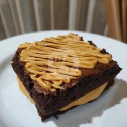 Chocolate Peanut Butter Cake With Caramel Sauce