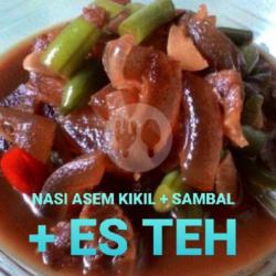 Nasi  Asem Asem Kikil    Sambal   Gorengan   Es Teh