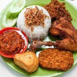 Nasi Uduk Ayam Goreng Laos