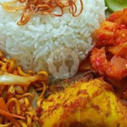 Nasi Rames Komplit (ayam Goreng, Kentang Balado, Sayur, Tempat Bacem)