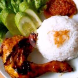 Nasi Uduk Ayam Panggang Tempe Bakar